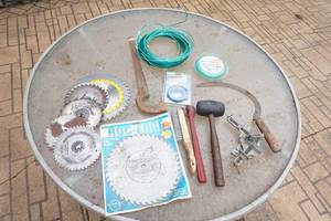 lot 371 image: Wire, saw blades, trimmer, vice