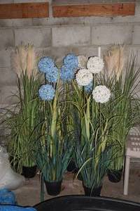 lot 376 image: Flower dcor