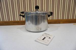 lot 1 image: Pressure cooker