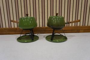 lot 3 image: Fondue pots