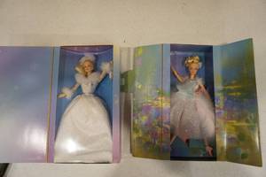 lot 19 image: Barbies