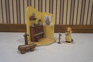 lot 33 image: Hummels toys