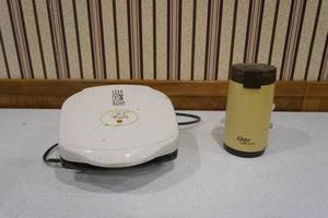 lot 39 image: Grilling iron, coffee grinder