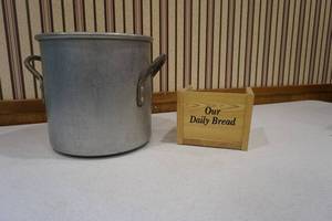 lot 48 image: Heavy pot, bread box
