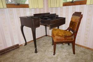 lot 81 image: Desk