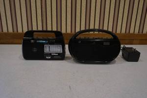 lot 108 image: Radios