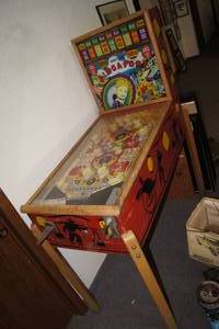 lot 105 image: Vintage United Singapore Pinball Machine