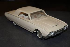 lot 112 image: 1961 Ford Thunderbird 390 Special Promo Scale Model Car