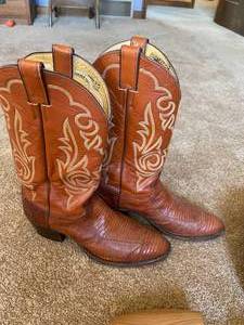 lot 106 image: Justin Cowboy Boots and Shelpers Cowboy Hat