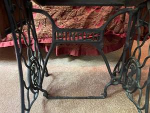 lot 127 image: Vintage Singer Sewing Machine Table