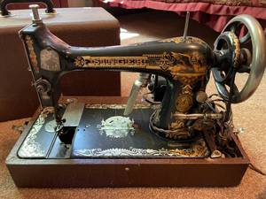lot 128 image: Vintage Singer Sewing Machine With Case