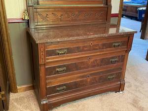 lot 129 image: Vintage Three Drawer Dresser With Detachable Mirror