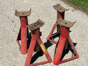 lot 133 image: 4 Jack Stands