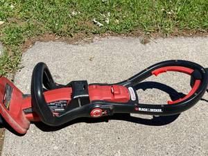 lot 138 image: Black and Decker Hedgehog 24 Inch Trimmer