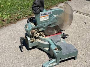 lot 144 image: Hitatchi 10 Inch Compound Saw