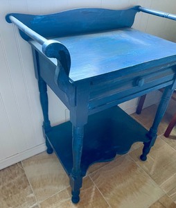 lot 90 image: Beautiful Painted Vintage Wash Stand