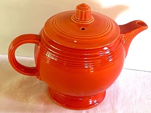 lot 10 image: Fiesta Teapot in Radioactive Red