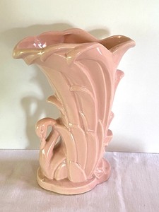lot 18 image: Pink McCoy Swan Figurine Vase
