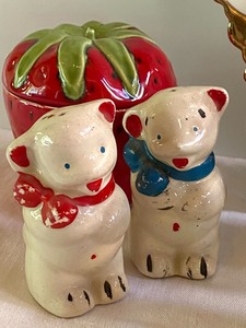 lot 31 image: Fun Vintage Kitchen Finds