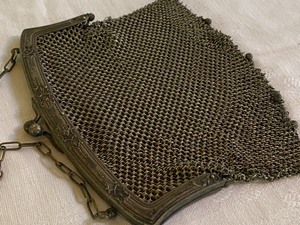 lot 44 image: Antique Metal Purse