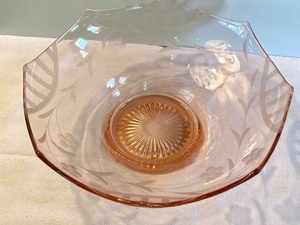 lot 217 image: Lovely Pink Depression Glass Bowl