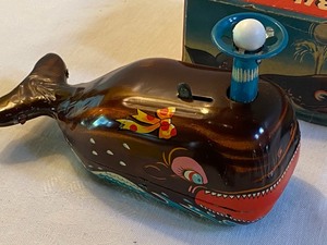 lot 224 image: Billy the Ball Blowing Whale