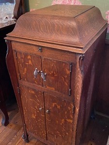 lot 212A image: Antique Victrola Cabinet