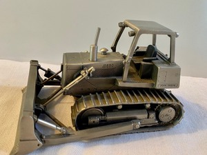 lot 232 image: Precision Pewter Craft- John Deere JD 850 Bulldozer Collectable Figurine