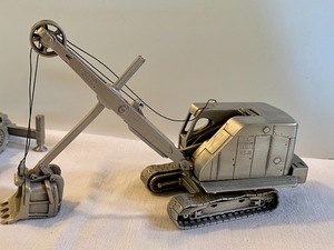lot 233 image: Precision Pewter Craft- Buckyrus Erie 25 B Shovel and Pettibone Multi Krane Collectable Figurines