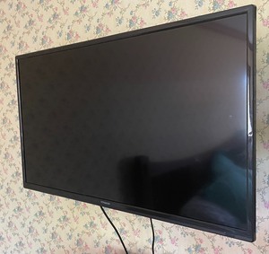 lot 182 image: 33 Inch Polaroid TV with Remote