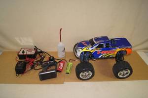 lot 101 image: Traxxas T-Maxx Nitro Powered Remote Control Monster Truck