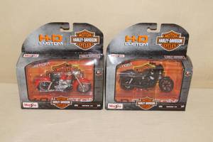 lot 102 image: 2 Maisto Harley-Davidson Toy Motorcycles