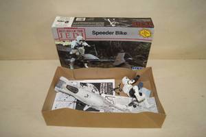 lot 99 image: Star Wars Return of the Jedi Speeder Bike Model Kit
