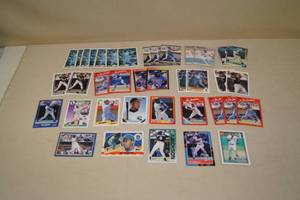 lot 77 image: Bo Jackson Baseball Cards