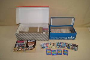 lot 81 image: 2 Boxes of Baseball Cards, 2 Beckett Price Guide Books