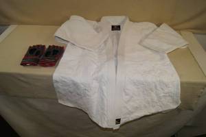 lot 31 image: Mizuno Jiu Jitsu White Gi Top with UFC Training Gloves