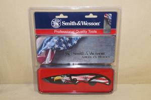 lot 5 image: Smith & Wesson Folding Pocket Knife