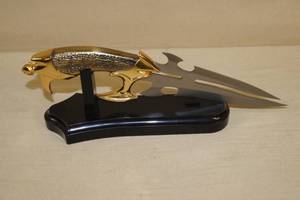 lot 19 image: Dual Blade Collector Knife with Stand - 6.5 Blade