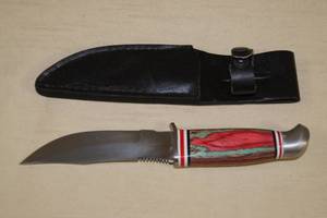 lot 12 image: Fixed Blade Hunting Knife with Leather Sheath - 4.5 Blade