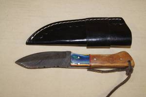 lot 15 image: Damascus Steel Fixed Blade Knife with Leather Sheath - 3.75 Blade