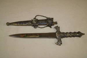 lot 20 image: Double Edge Dagger Collector Knife - 8 Blade
