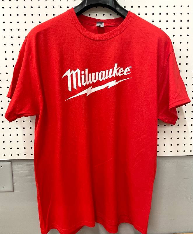 lot 13 image: Milwaukee Tool Mens Red LOGO T-Shirt Size XL