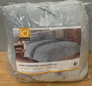 lot 67 image: Twin Comforter with Chicken Throw Pillows