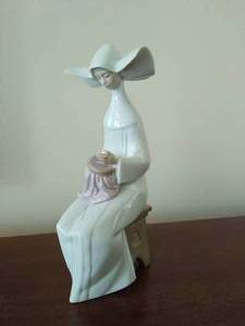 lot 11 image: Lladro Time To Sew Figurine