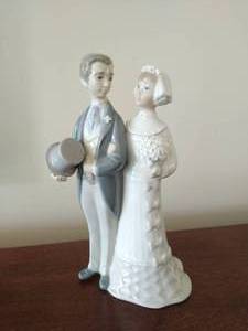 lot 12 image: Lladro Bride And Groom Figurine