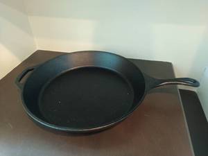 lot 18 image: Lodge Cast Iron Skillet