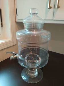 lot 20 image: Oak Leaf Glass Water Urn