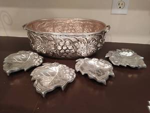 lot 117 image: Decorative Metal Bowl and Dishes