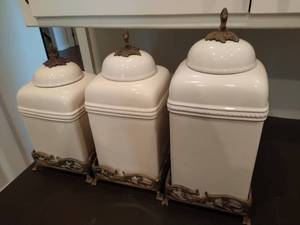 lot 118 image: Dry Goods Containers
