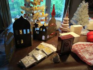lot 129 image: Assorted Holiday Dcor